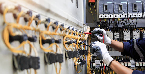 Professional Outlet Repair technician working in Hamilton County County, TX